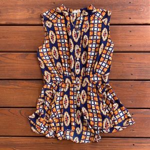 Bold pattern sleeveless shirt with loose peplum